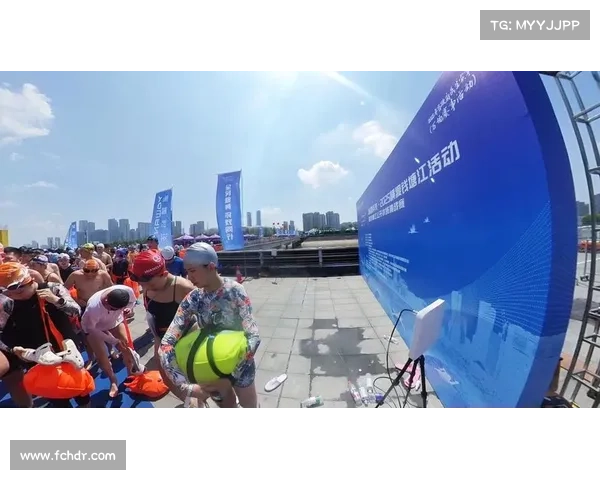 76岁老者横渡钱塘江勇夺冠军 女儿岸边高举老爸必胜旗帜助威